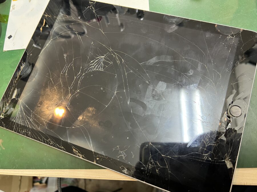 iPad 6のバッテリーと画面交換のご依頼をいただきました！アイフォンでお困りの際は【スマホ修理工房葛西店】へお任せくださ