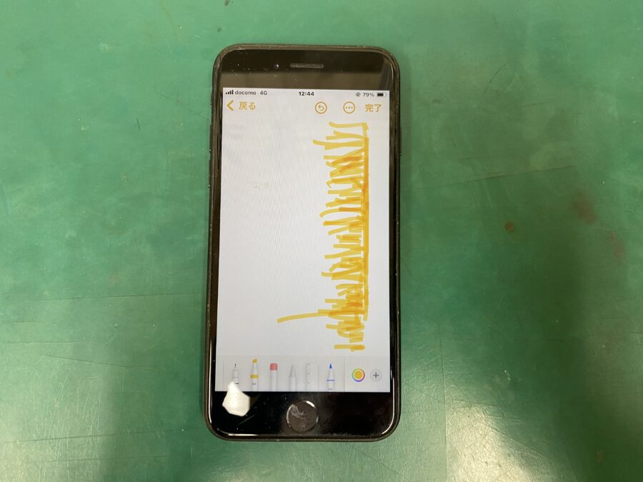 江東区西大島、亀戸近くのスマホ修理店！iPhoneSE2(アイフォン)画面右端のタッチが効かない。