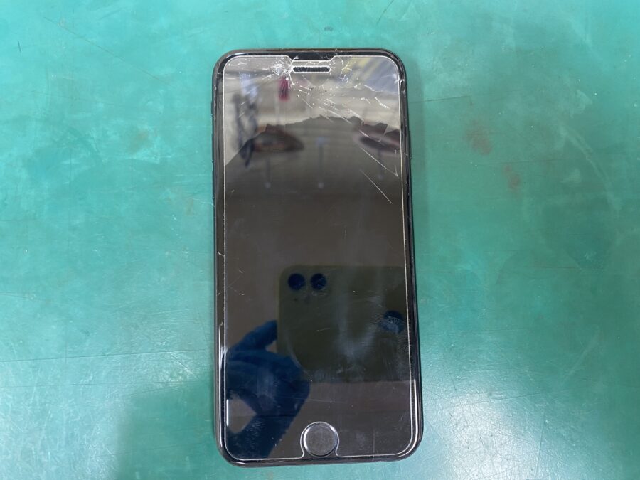 江東区西大島、亀戸近くのスマホ修理店！iPhoneSE2 (アイフォン)画面が割れて映らない。