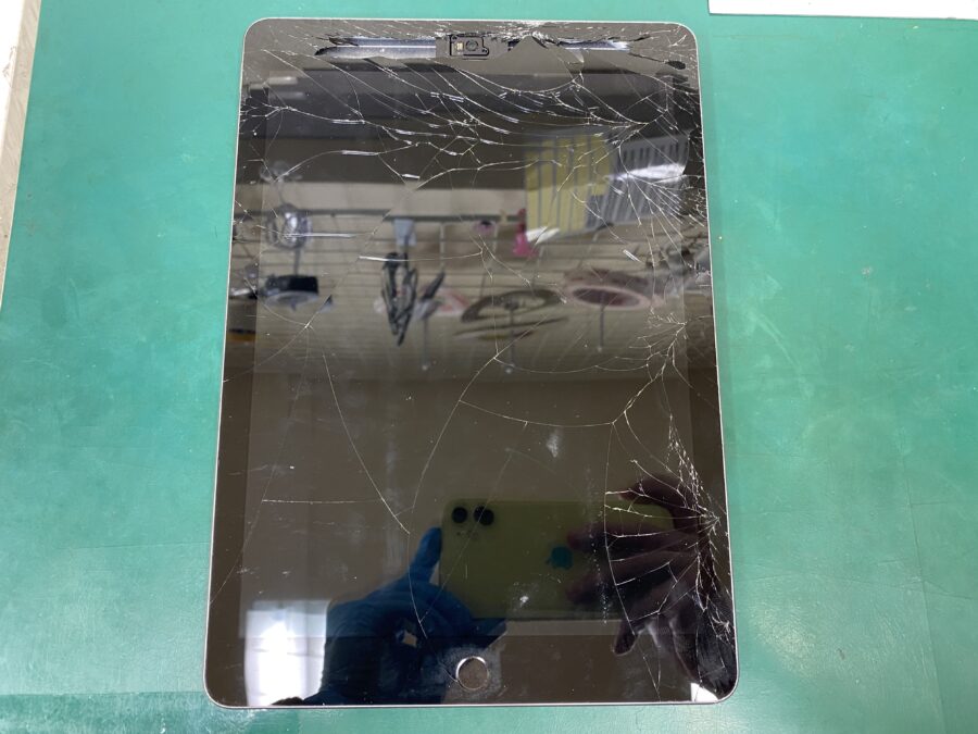 江東区西大島、亀戸近くのスマホ修理店！iPad 第6世代  (アイパッド)ガラスが割れてタッチ操作が出来ない。