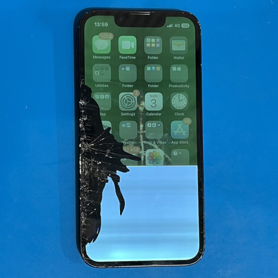 画面が割れて半分見えなくなったiPhone13（アイフォン）の修理は、スマホ修理工房渋谷店で即日完了！！