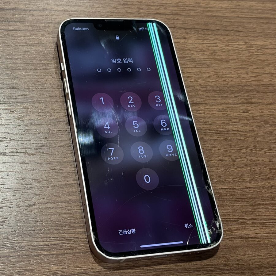 iPhone13の液晶に白と緑の縦線…こんな液晶破損を直したいならデータそのまま、即日修理のスマホ修理工房渋谷店！