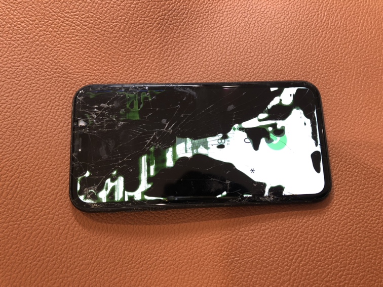 画面が割れ液晶漏れが起こっているiPhoneXR(アイフォンテンアール)の画面交換修理を行いました