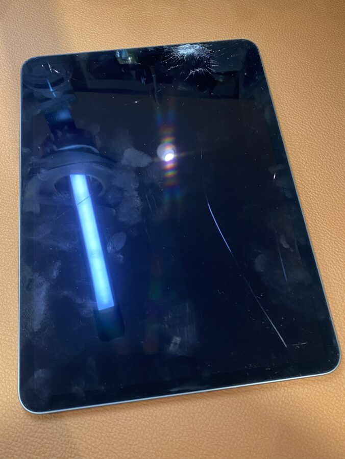 画面が割れてしまったiPadPro11インチ第1世代(アイパッドプロ)のフロントガラス交換修理を行いました