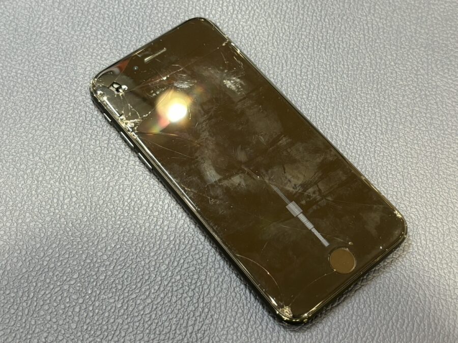 画面がバキバキに割れてしまったiPhoneSE2(アイフォン)の画面の交換修理を行いました