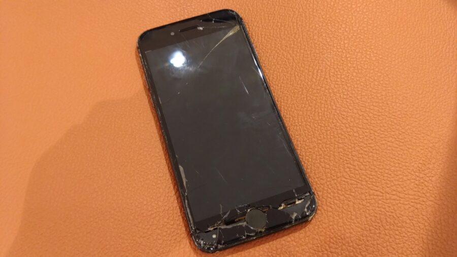 画面が割れ、中のケーブルが見えてしまっているiPhoneSE2(アイフォン)の画面交換修理を行いました