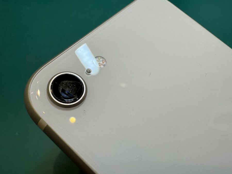 カメラレンズが割れちゃって...iPhoneSE3のアウトカメラレンズとカメラ交換【スマホ修理工房荻窪タウンセブン店】