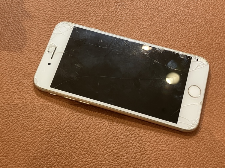 液晶不良が起こり操作ができないiPhone8(アイフォンエイト)の画面の交換修理を行いました