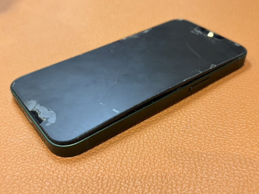 バッテリーが膨張したiPhone13(アイフォンサーティーン)のバッテリー交換修理を行いました