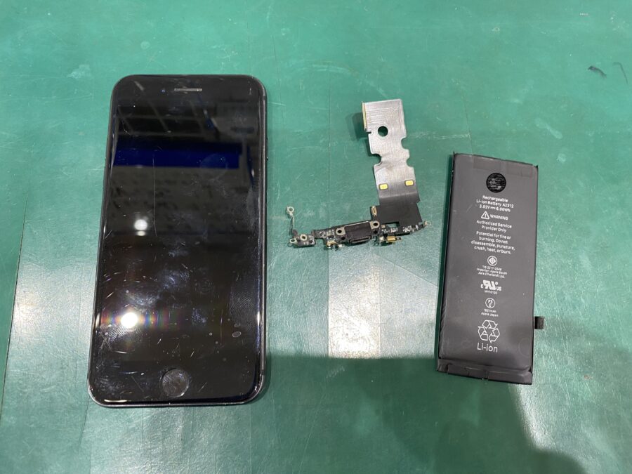 江東区西大島、亀戸近くのスマホ修理店！iPhoneSE2(アイフォン)充電が出来ない。バッテリーの減りも早い。