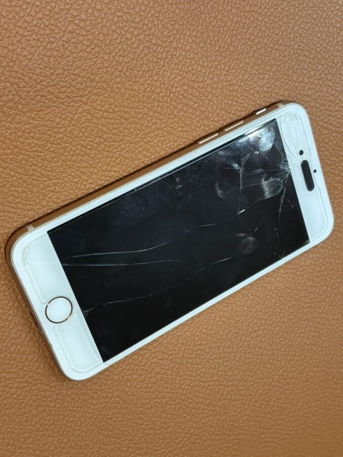 画面が割れてしまったiPhone8 (アイフォン)のフロントパネル交換修理を行いました【スマホ修理工房仙台PARCO2店】