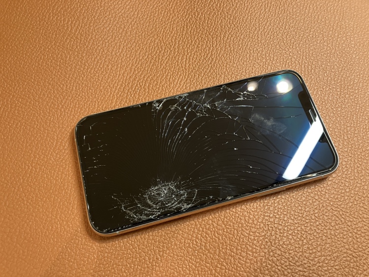 画面が割れて液晶が映らなくなってしまったiPhone11(アイフォンイレブン)画面交換修理を行いました