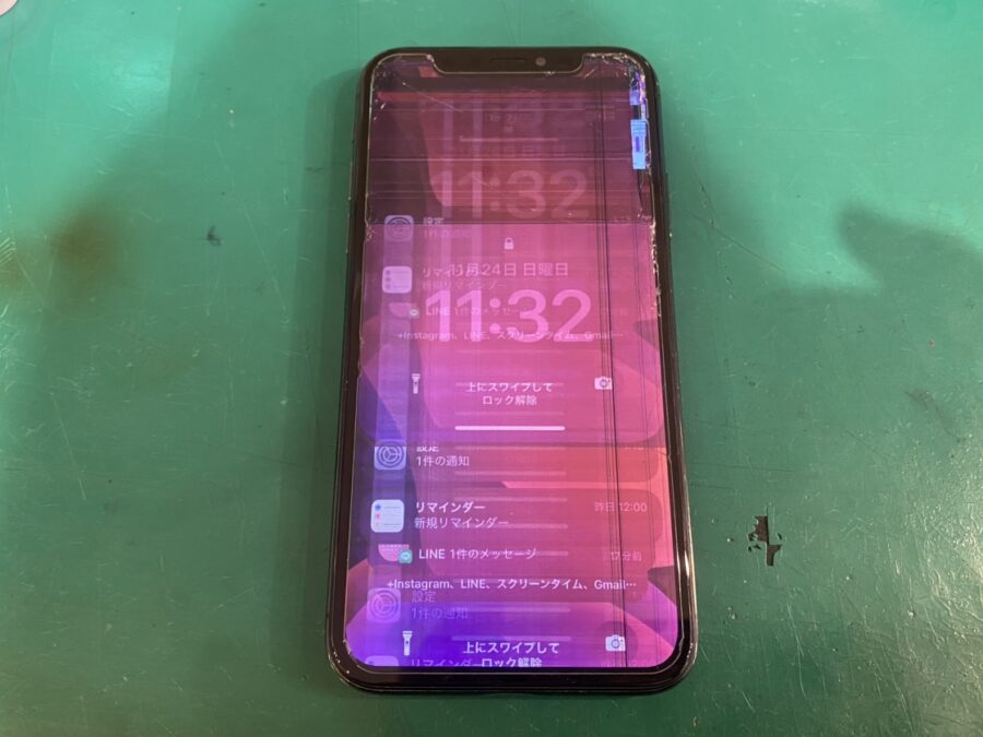 落下の衝撃で映像が乱れてしまったiPhoneX（アイフォン）！【スマホ修理工房新宿PePe店】で即日画面交換！✨