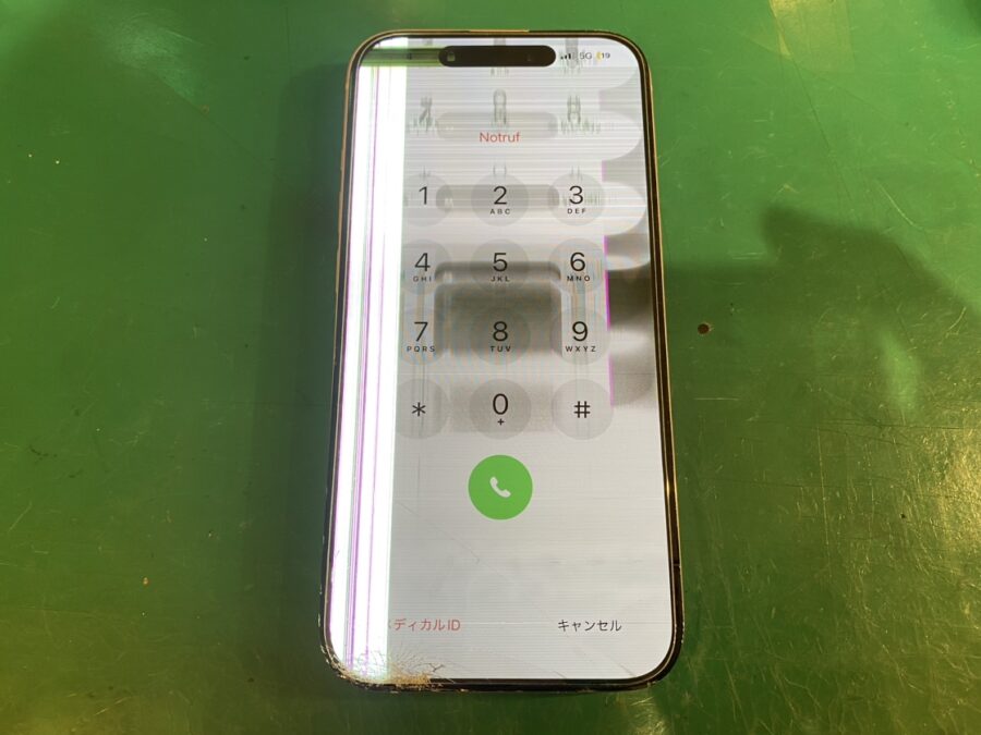 iPhone15（アイフォン）が落として表示不良に！データそのままで即日画面交換なら【スマホ修理工房新宿PePe店】