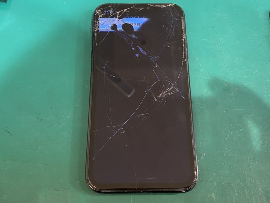 この状態でも画面交換だけ修理完了！？iPhoneXR（アイフォン）画面も即日修理でお渡し！【スマホ修理工房新宿PePe店】