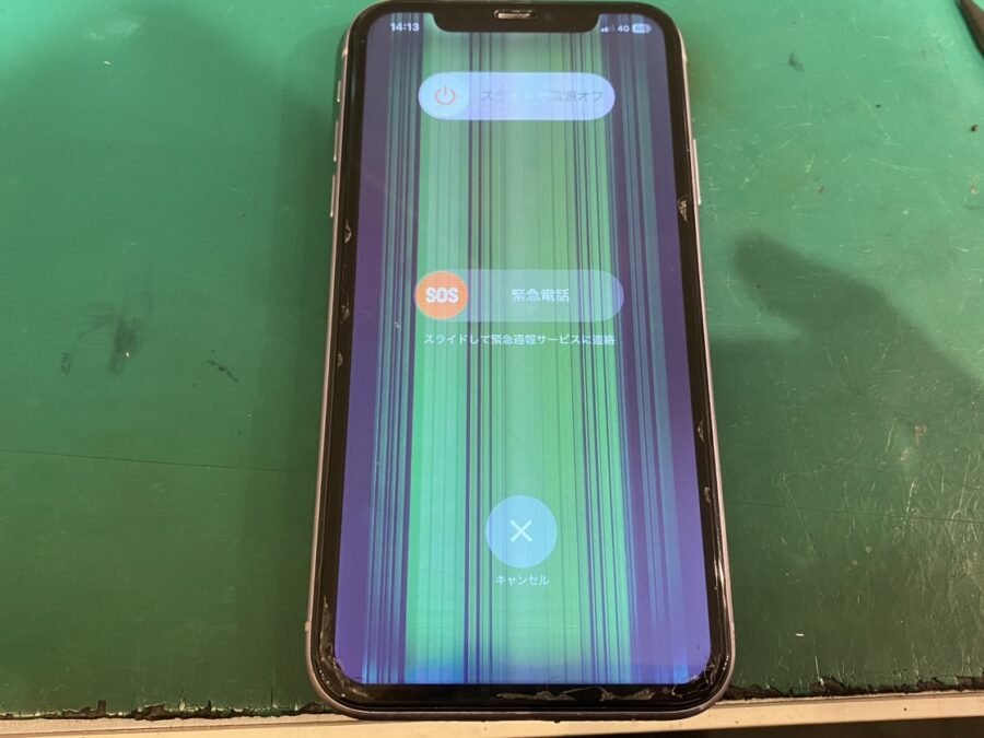 iPhone11（アイフォン）の液晶にカラフルな縦線が！【スマホ修理工房新宿PePe店】で即日画面交換が可能です✨