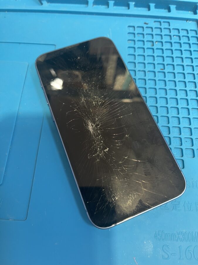 iPhone 13mini(アイフォン)液晶が破損した！当店でしたら即日修理できます！