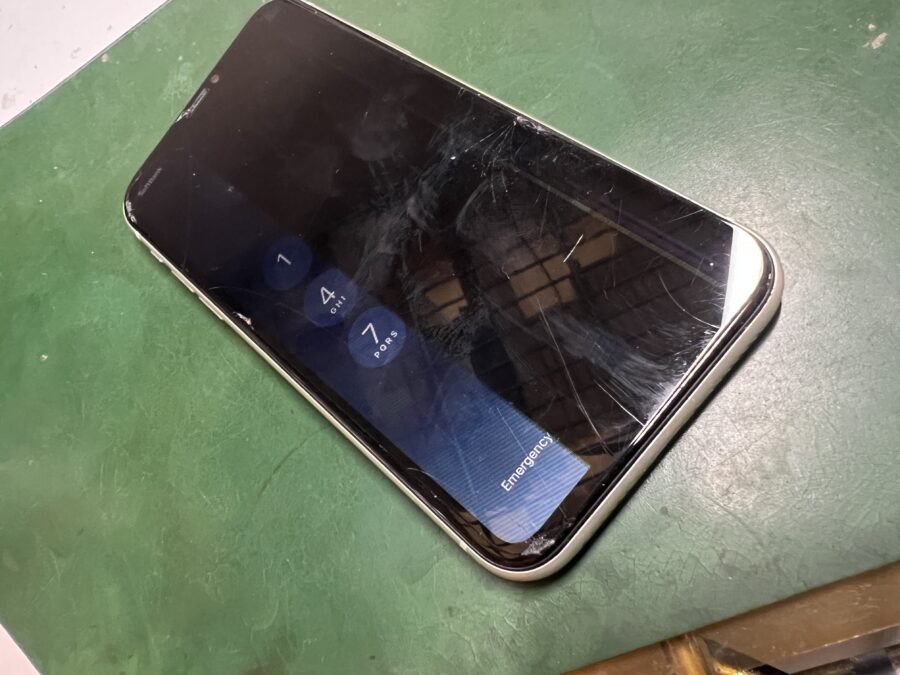 iPhone 11の右半分が映らくなって、タッチもできないということでご相談をいただきました！