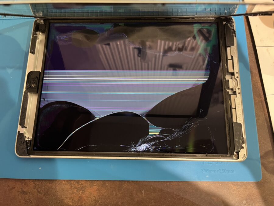 実は難易度高めiPad 7液晶交換修理！ガラスパネル交換の追加料金はございません！【スマホ修理工房渋谷店】
