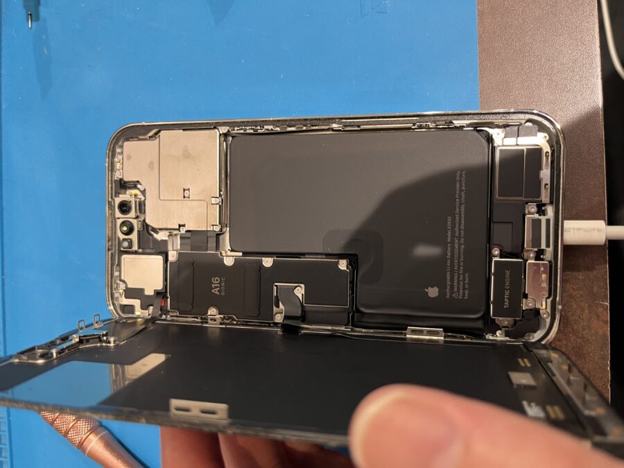 水没は時間との闘いです　渋谷でiPhone14ProMaxの画面修理をするなら安くて早いスマホ修理工房渋谷店へ！