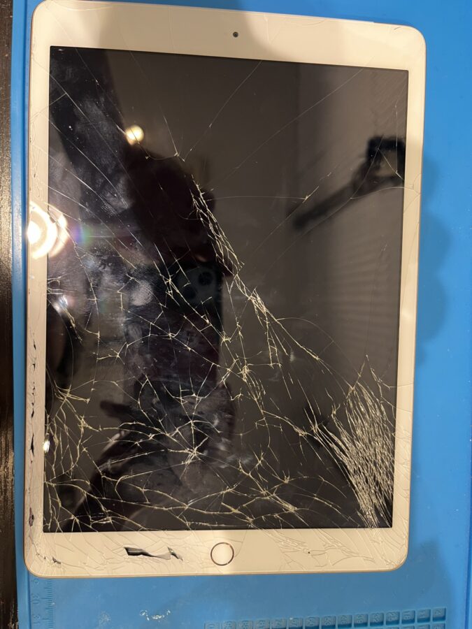 iPad 7(アイパッド7) ガラス割れを即日で修理するなら「スマホ修理工房渋谷店」！！