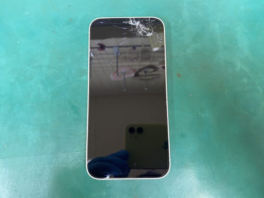江東区西大島、亀戸近くのスマホ修理店！iPhone12(アイフォン)画面が割れた。そんな時は【スマホ修理工房西大島店】へ
