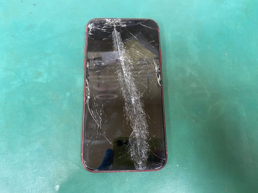 江東区西大島、亀戸近くのスマホ修理店！iPhone11(アイフォン)画面が全く映らない。