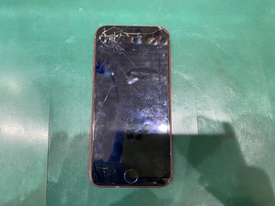 江東区西大島、亀戸近くのスマホ修理店！iPhoneSE2(アイフォン)画面が壊れて操作できない。