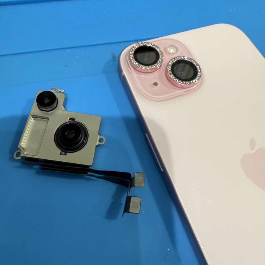 iPhone15のカメラに影が映りこんでいる症状。アウトカメラユニット交換で直ります【スマホ修理工房 渋谷店】