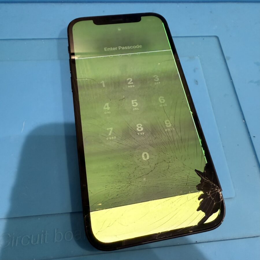 iPhone12（アイフォン12）の画面が壊れた？画面に関する修理なら　スマホ修理工房渋谷店へ！