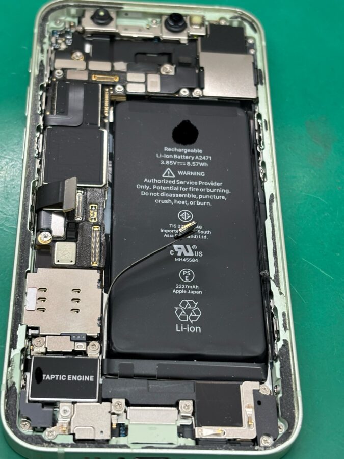 iPhone12mini バッテリー交換、内部クリーニング【江古田店】
