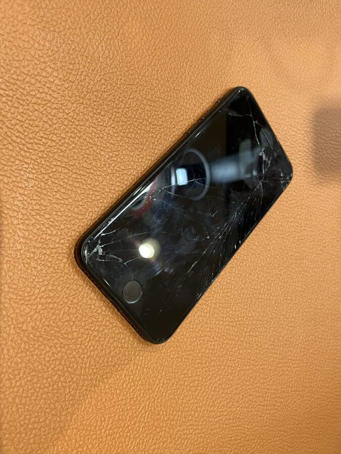 画面が割れたiPhoneSE 第2世代(アイフォンエスイー)の画面の交換修理を行いました