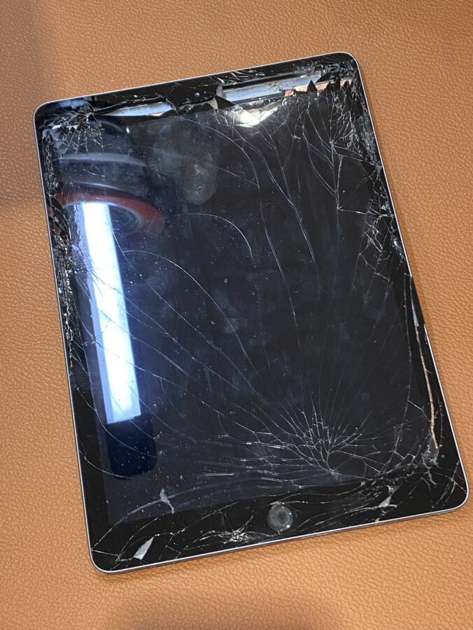 画面が割れてしまったiPad第6世代(アイパッド)画面交換修理を行いました【スマホ修理工房仙台PARCO2店】