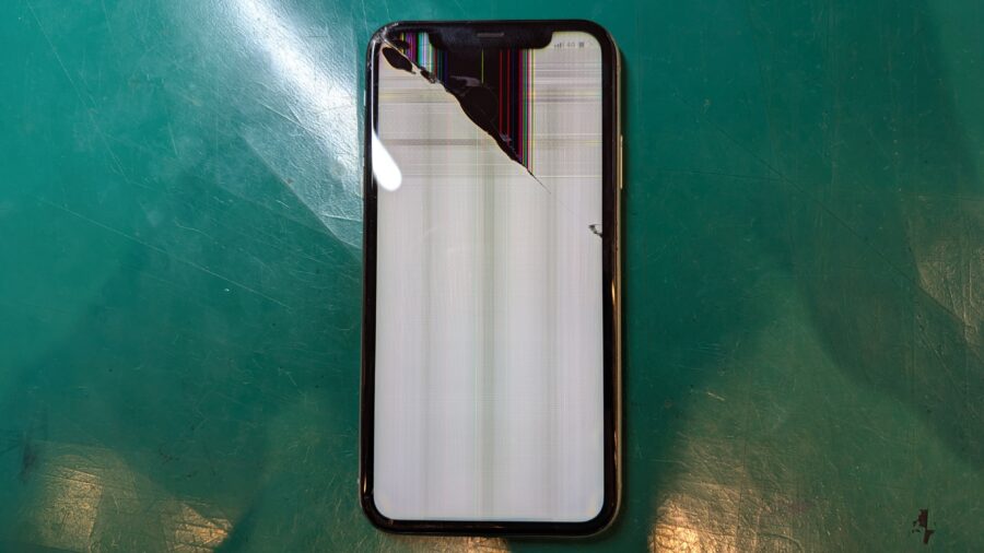 液晶破損のiPhone11、（アイフォン）直るの？【スマホ修理工房新宿PePe店】「西武新宿PePe4階」