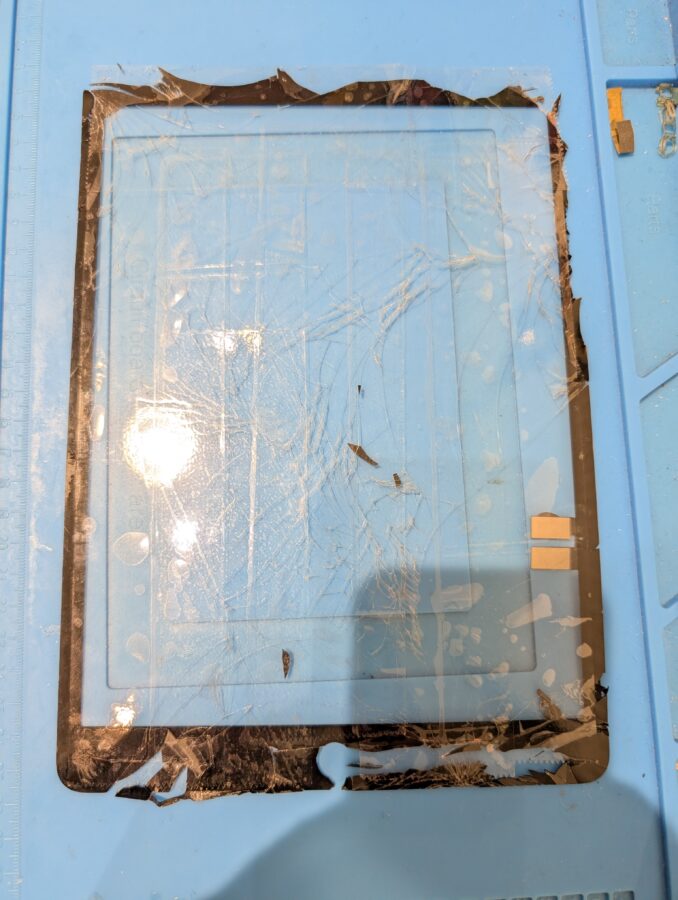 重たい端末はやはり落としたら割れますね…iPad9のガラス割れ修理　渋谷で画面修理をするならスマホ修理工房渋谷店へ！