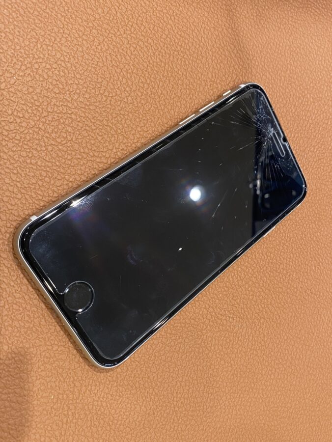 画面が割れてしまったiPhoneSE第二世代(アイフォン)画面交換修理を行いました【スマホ修理工房仙台PARCO2店】