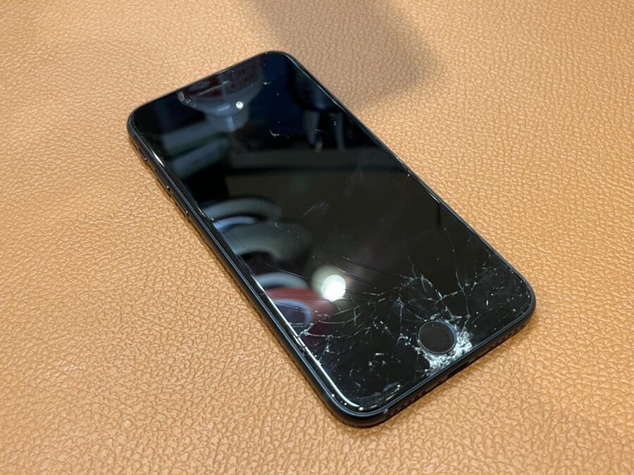 ガラスがバキバキに割れてしまったiPhoneSE 第3世代(アイフォンエスイー)の画面の交換修理を行いました