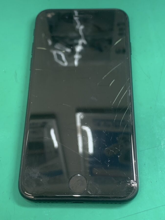 iPhone SE 第三世代（アイフォン）の画面が割れてしまった。即日修理可能です！【スマホ修理工房調布パルコ店】