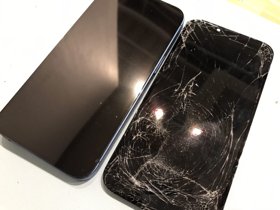 まるで車に轢かれた！？ iPhone13(アイフォン)の画面交換修理ならスマホ修理工房水戸オーパ店にぜひお任せください！