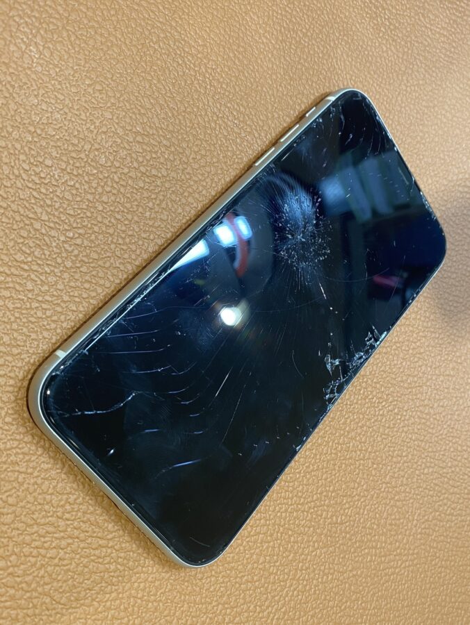 画面のガラスが割れたiPhone11(アイフォンイレブン)の画面交換修理を行いました【スマホ修理工房仙台PARCO2店】