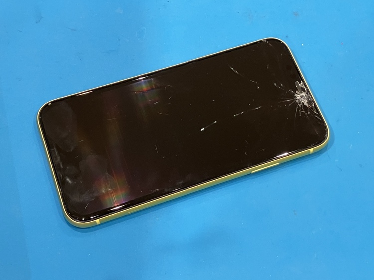 インカメラ付近の画面が割れてしまったiPhone11(アイフォンイレブン)の画面交換修理を行いました