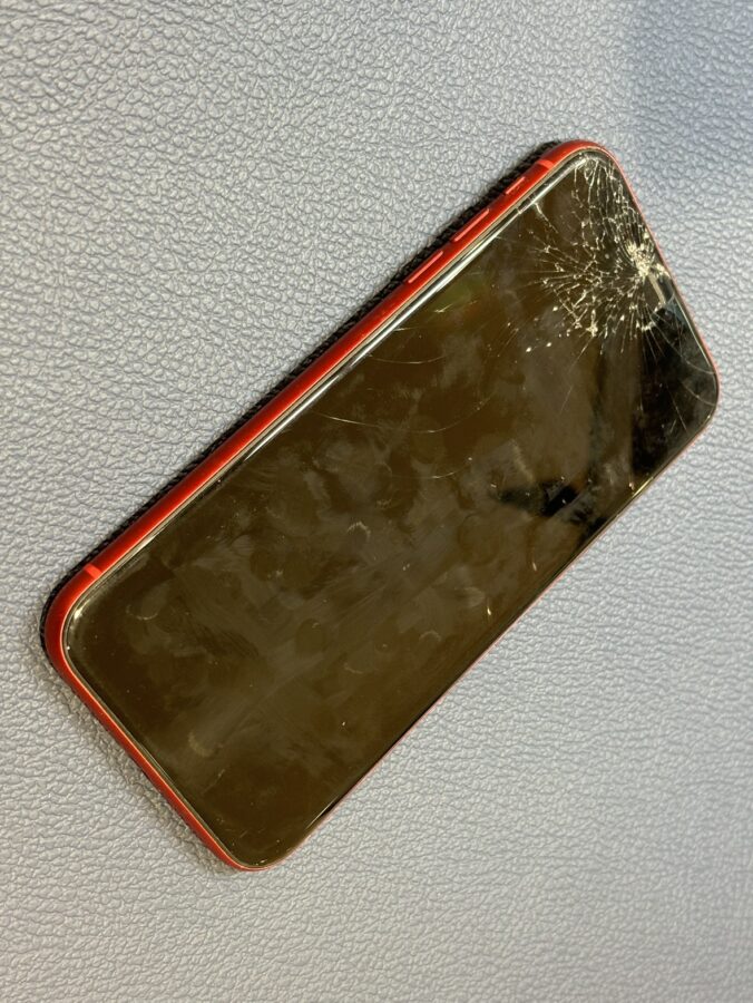 落として画面が割れてしまったiPhone11(アイフォンイレブン)の画面交換修理を行いました