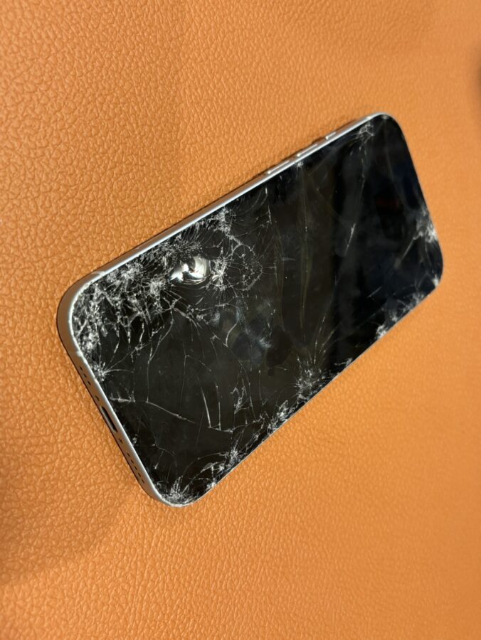 画面が割れたiPhone15(アイフォンフィフティーン)画面交換修理を行いました【スマホ修理工房仙台PARCO2店】