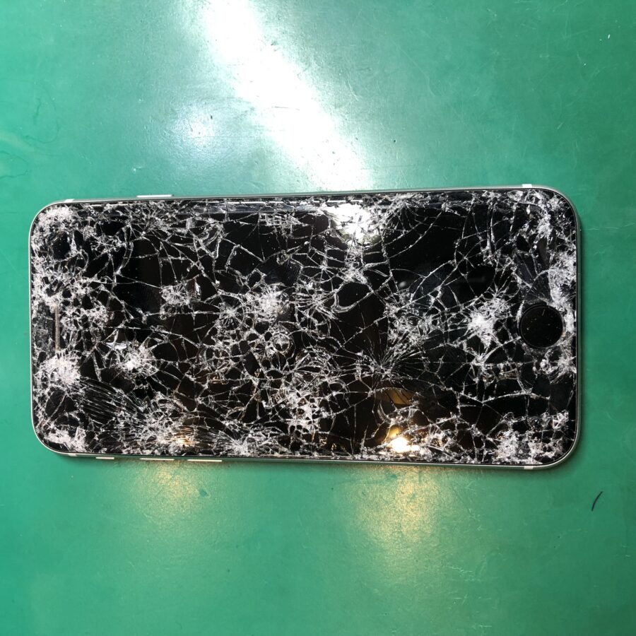 落として画面が割れて点かなくなったiPhoneSE2画面交換修理【スマホ修理工房ミーツ国分寺店】