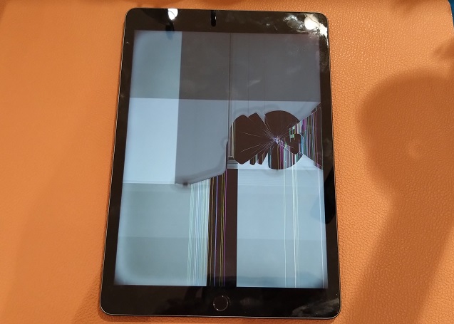 物を落として液晶がうまく表示されないiPad9(アイパッドナイン)修理を行いました【スマホ修理工房仙台PARCO2店】