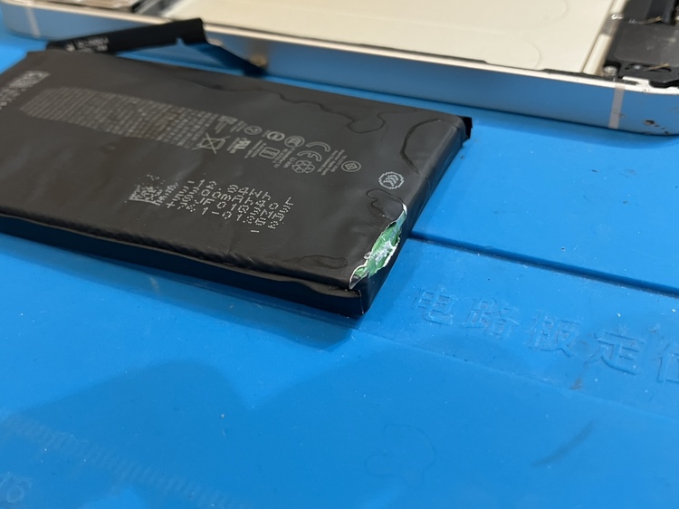 バッテリーが膨張したiPhone14のバッテリー交換修理を行いました【スマホ修理工房仙台パルコ2店】