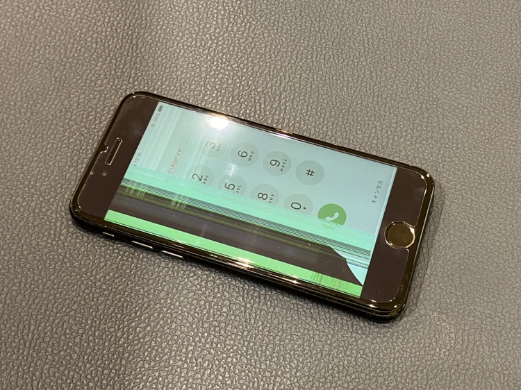画面半分に液晶不良が起こってしまったiPhoneSE 第2世代の画面の交換修理を行いました【スマホ修理工房仙台パルコ2店】