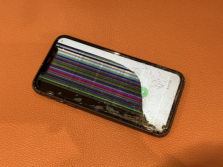 液晶不良が起こってしまったiPhone11(アイフォン)のフロントパネル交換修理を行いました