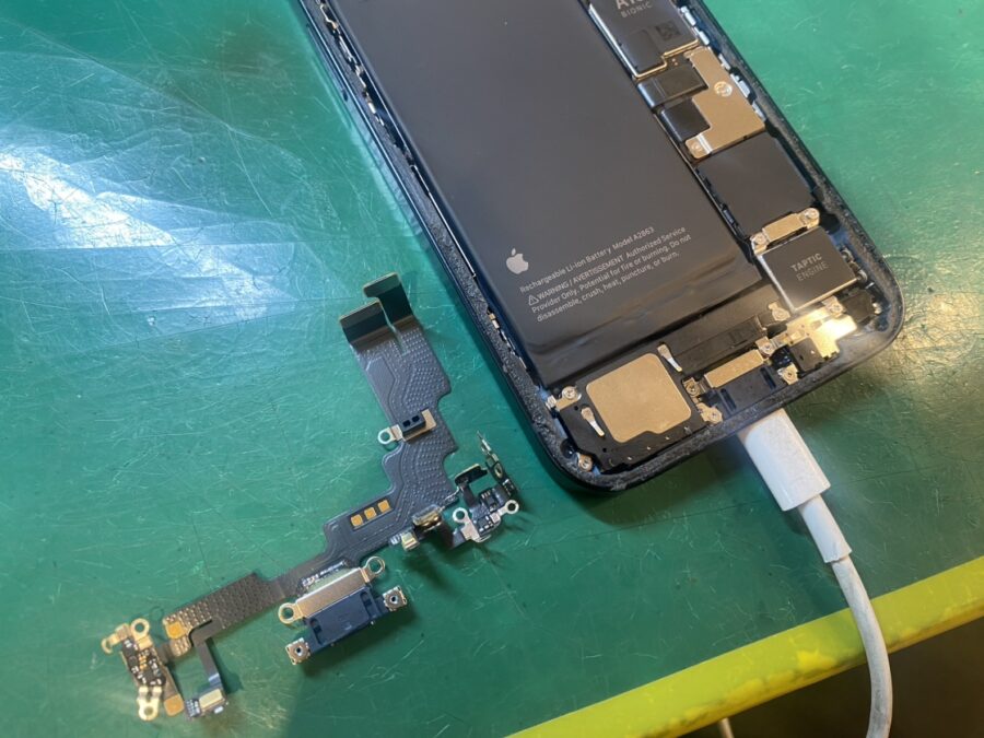 充電器が反応しない！？突然充電が出来なくなっても当店なら即日コネクター修理！【スマホ修理工房新宿PePe店】