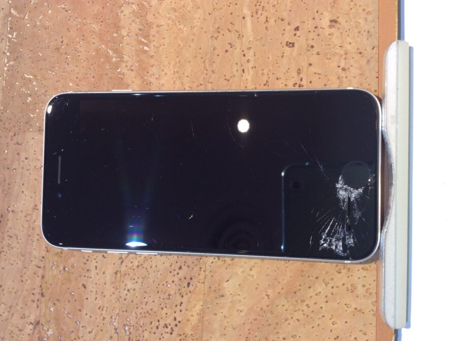 iPhoneSE 第2世代(アイフォンSE2020)端末を落としてしまい画面が割れた…起動はできているみたいだけど表示ができない